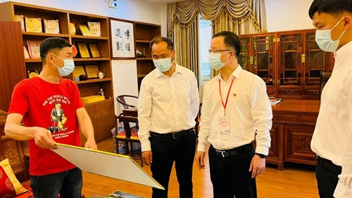 惠安縣委常委、組織部部長(zhǎng)洪亞清蒞臨百裕集團(tuán)研發(fā)中心調(diào)研指導(dǎo)工作